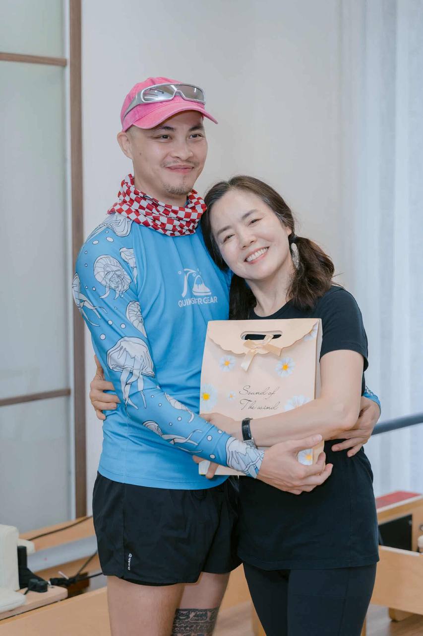 Sơn Tùng Nguyễn ôm học viên nhận chứng chỉ