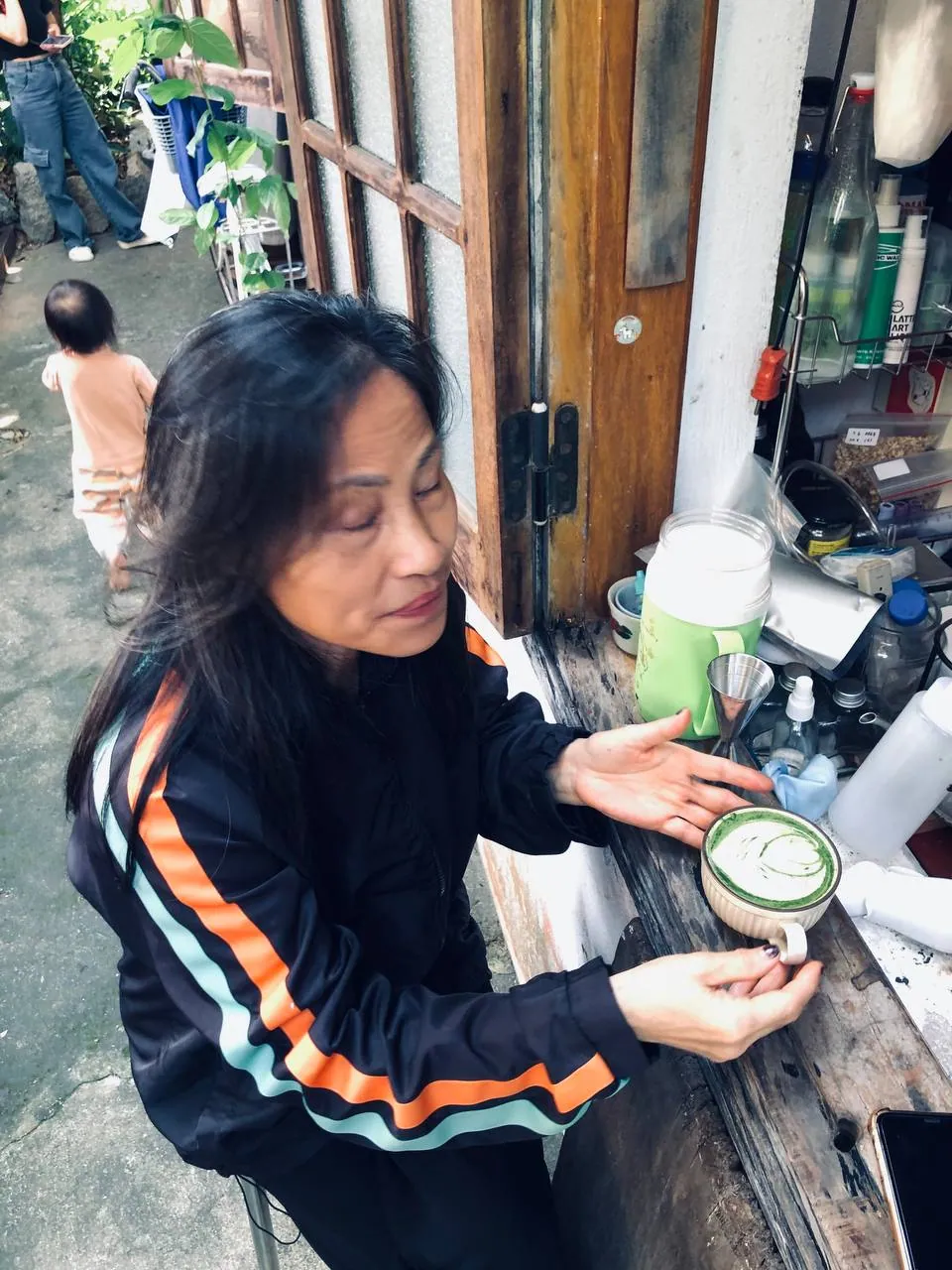 Trà xanh ngoài trời — ban công gỗ